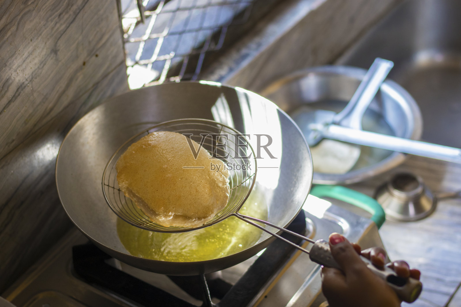 著名的印度菜Poori/Luchi正在制作中。照片摄影图片