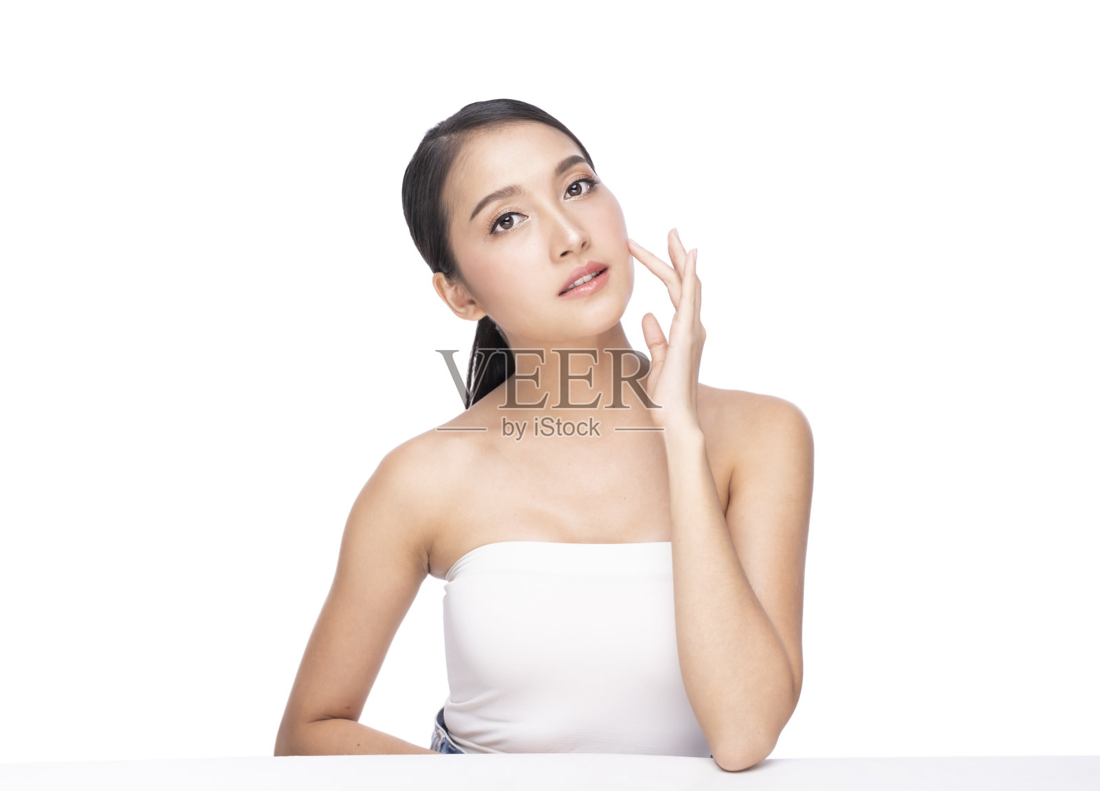 美丽女孩美容面部护理和面部护理。女人的干净皮肤隔离在白色。照片摄影图片