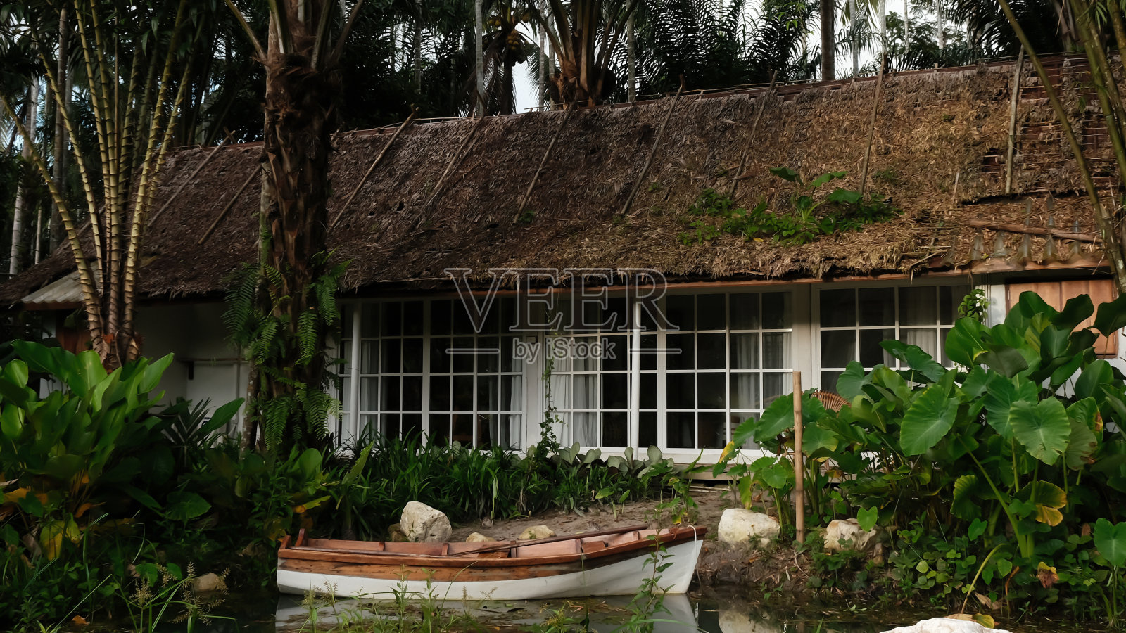 房子和木船的景观照片摄影图片