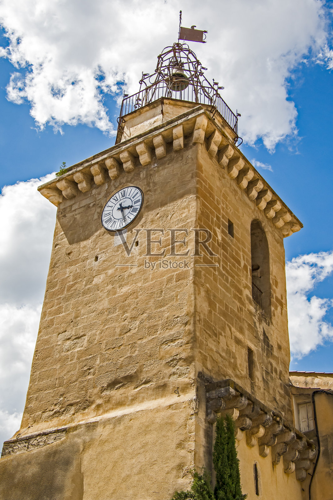 尼恩斯镇的古老教堂照片摄影图片