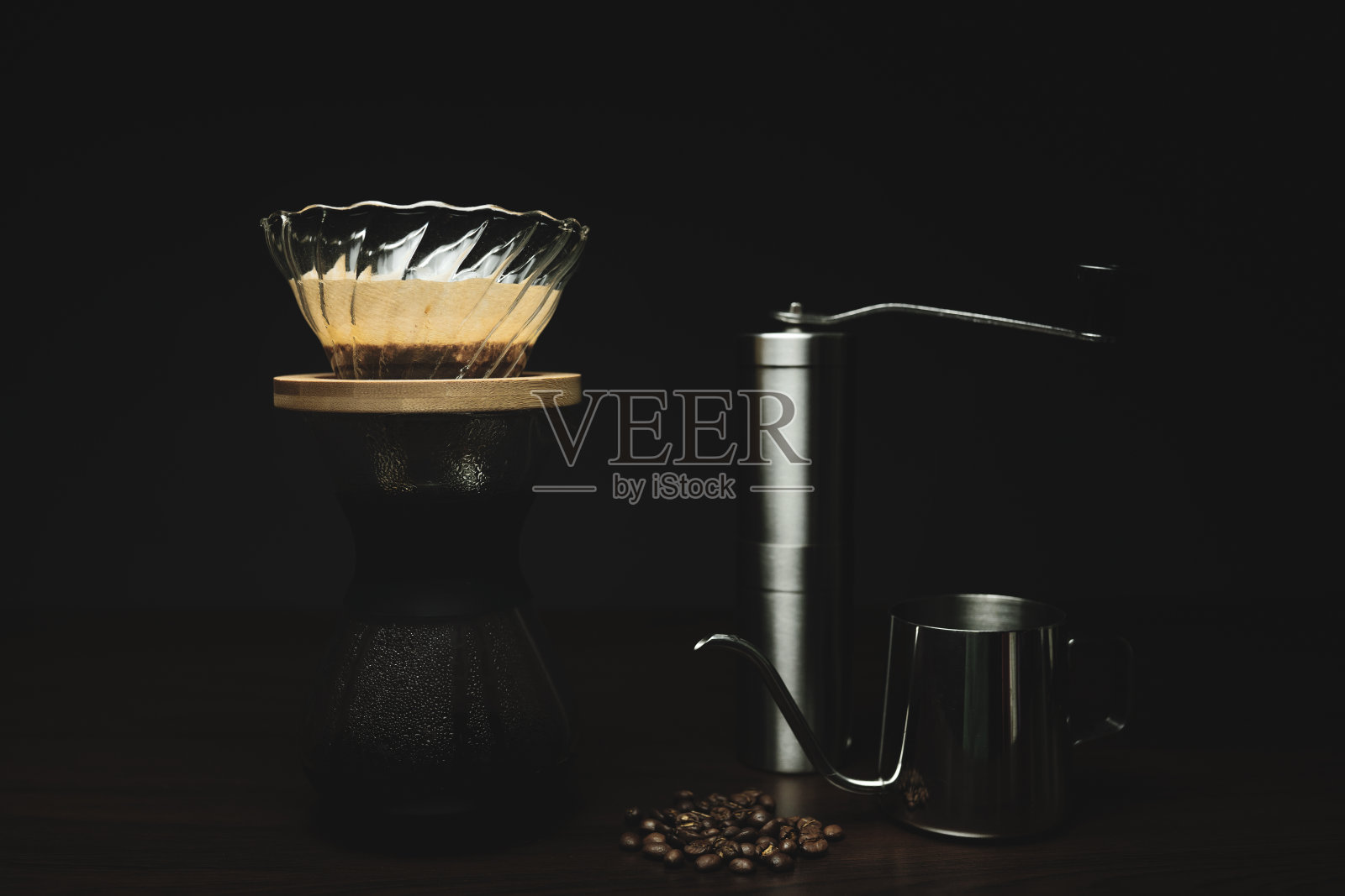 咖啡滴管和咖啡豆的配件照片摄影图片