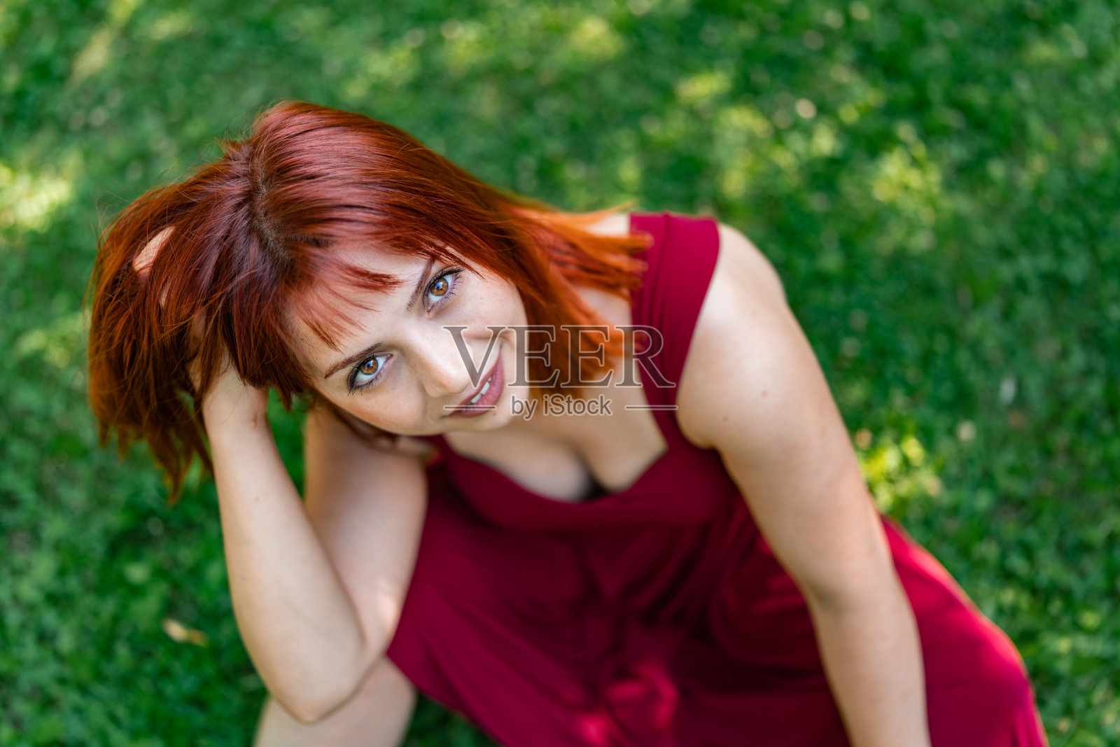 大自然中穿着红衣服的美丽女人的肖像照片摄影图片