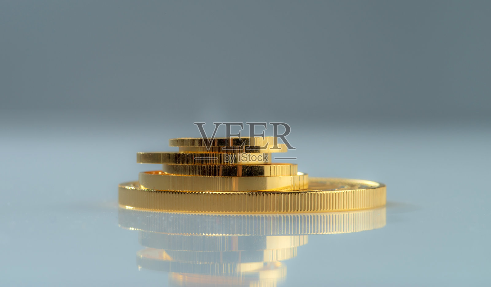 一堆大小不一的金币照片摄影图片