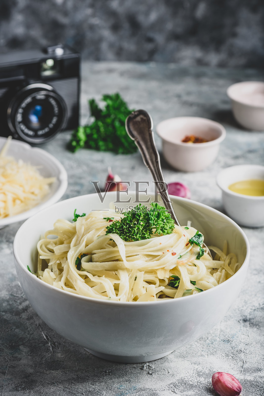 用橄榄油和大蒜做的意大利面照片摄影图片