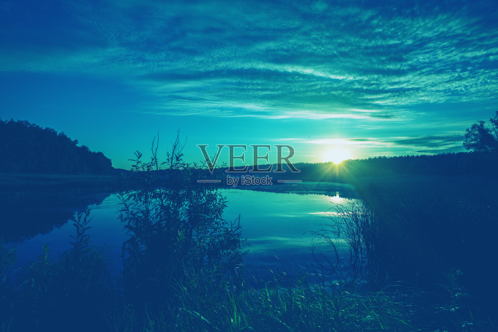 清晨。湖面上的日出。夏天的乡村景观。蓝颜色的照片摄影图片