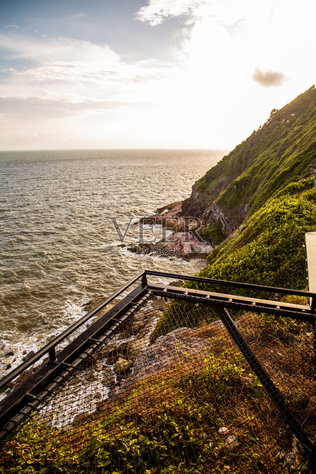 在泰国Chanthaburi, Ko Proet的Pha Suk nir咖啡馆，可以看到悬崖和大海，天空的景色照片摄影图片