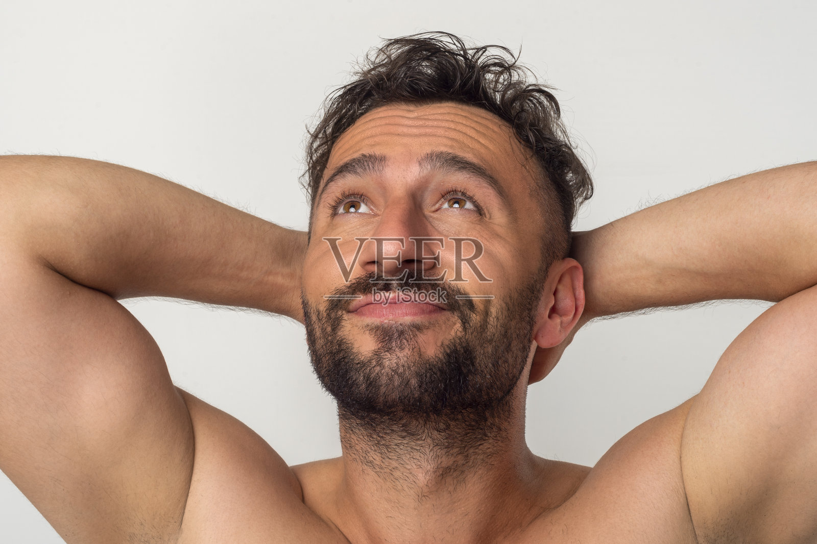 肖像英俊的年轻赤膊男子思考而站在灰色的背景。照片摄影图片