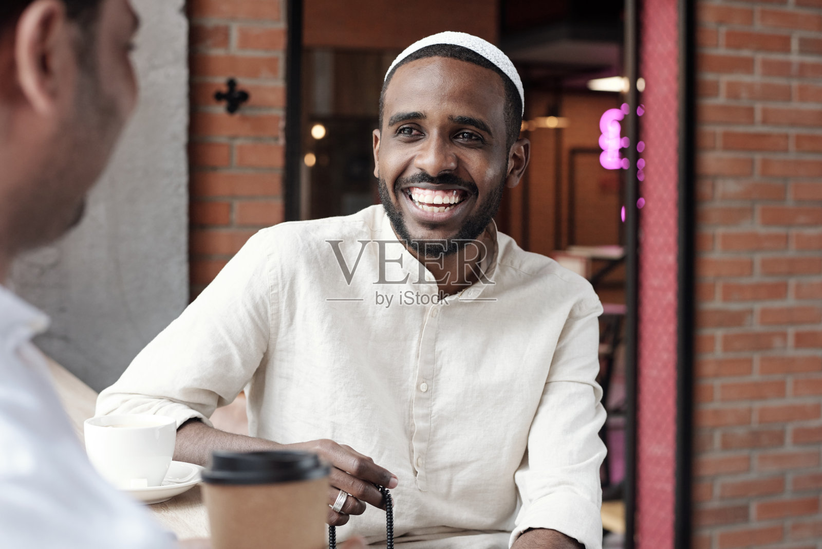 和朋友聊天的乐天派照片摄影图片