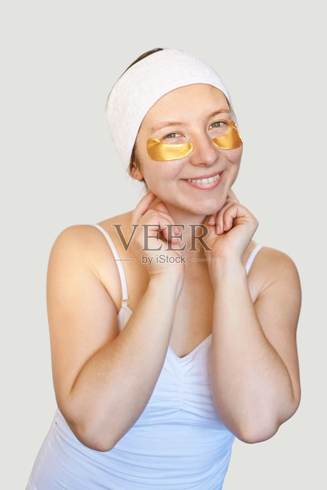 眼罩的过程。面部水凝胶治疗。皮肤病学spa面具照片摄影图片