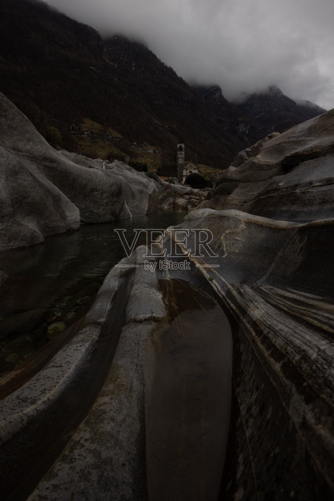 瑞士山谷的美景令人惊叹。照片摄影图片
