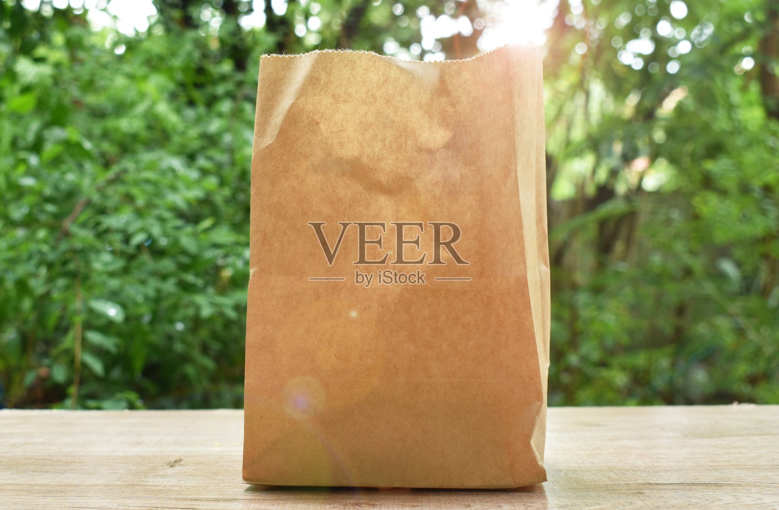 棕色纸袋放在木桌上照片摄影图片