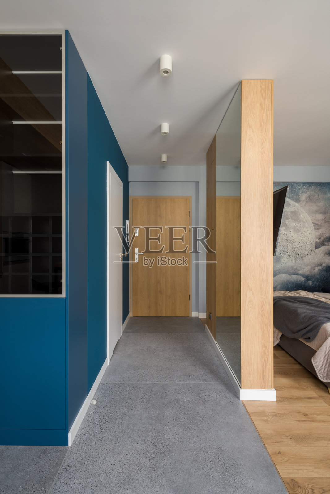 采用水磨石地砖的现代走廊照片摄影图片