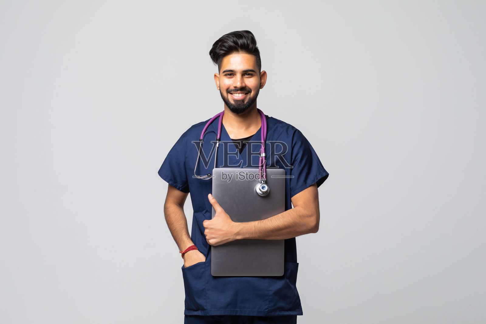 印度医生，笔记本电脑孤立的白色背景照片摄影图片