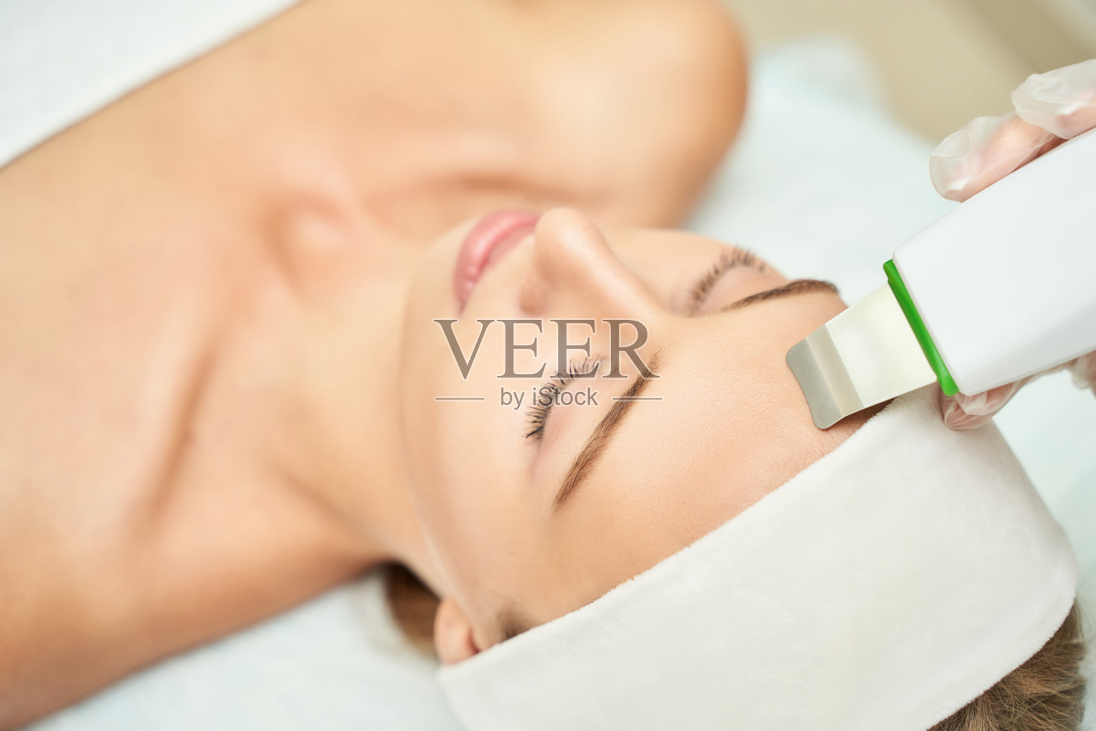 超声波美容洗涤器。面对空化过程。照片摄影图片