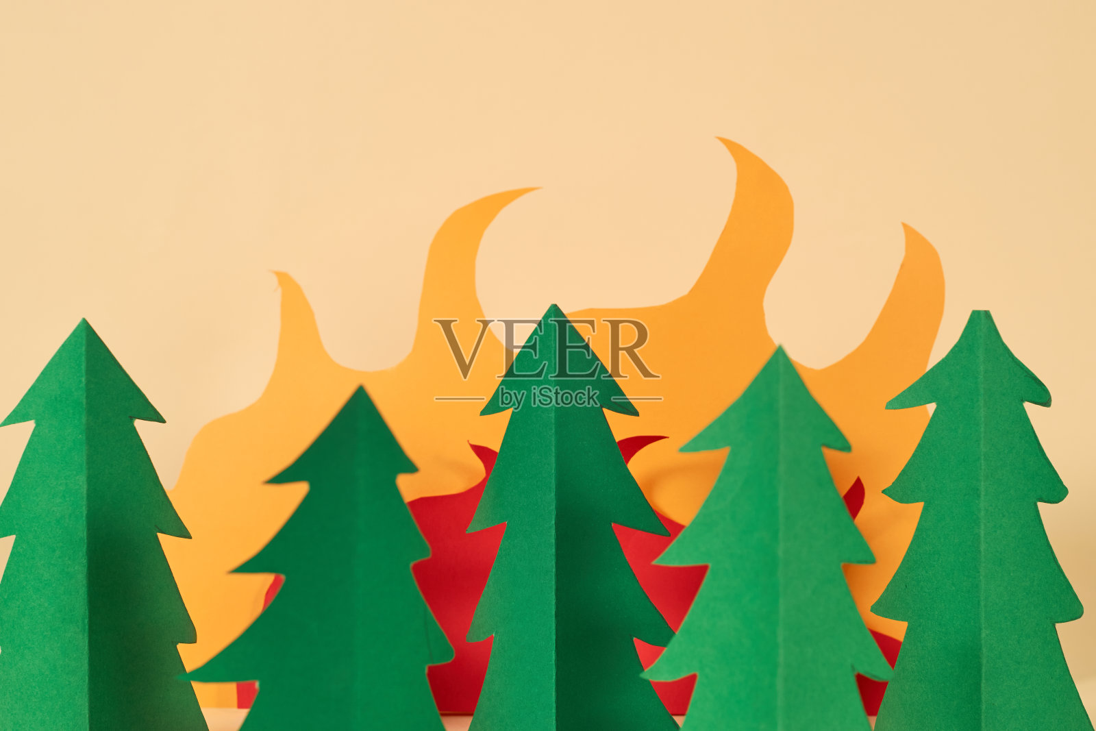 森林火灾破坏自然。纸做的景观，概念艺术。照片摄影图片