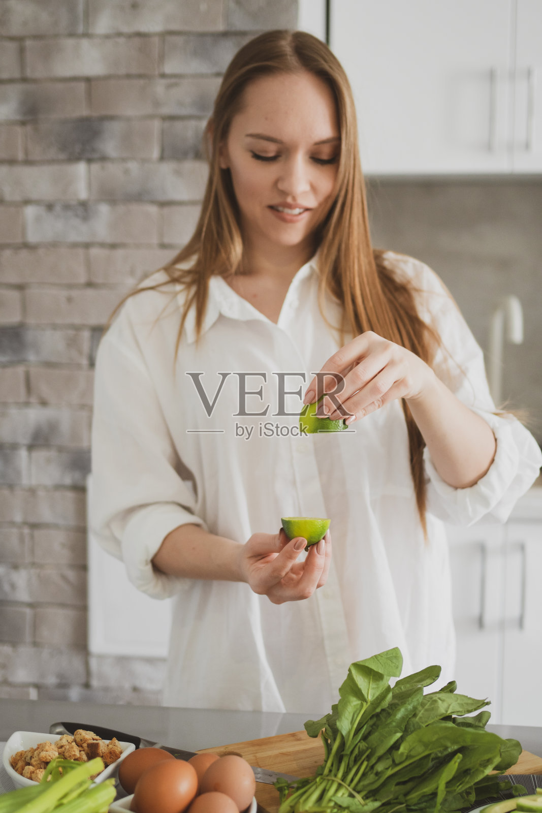 滑稽的年轻女子展示着酸橙片照片摄影图片