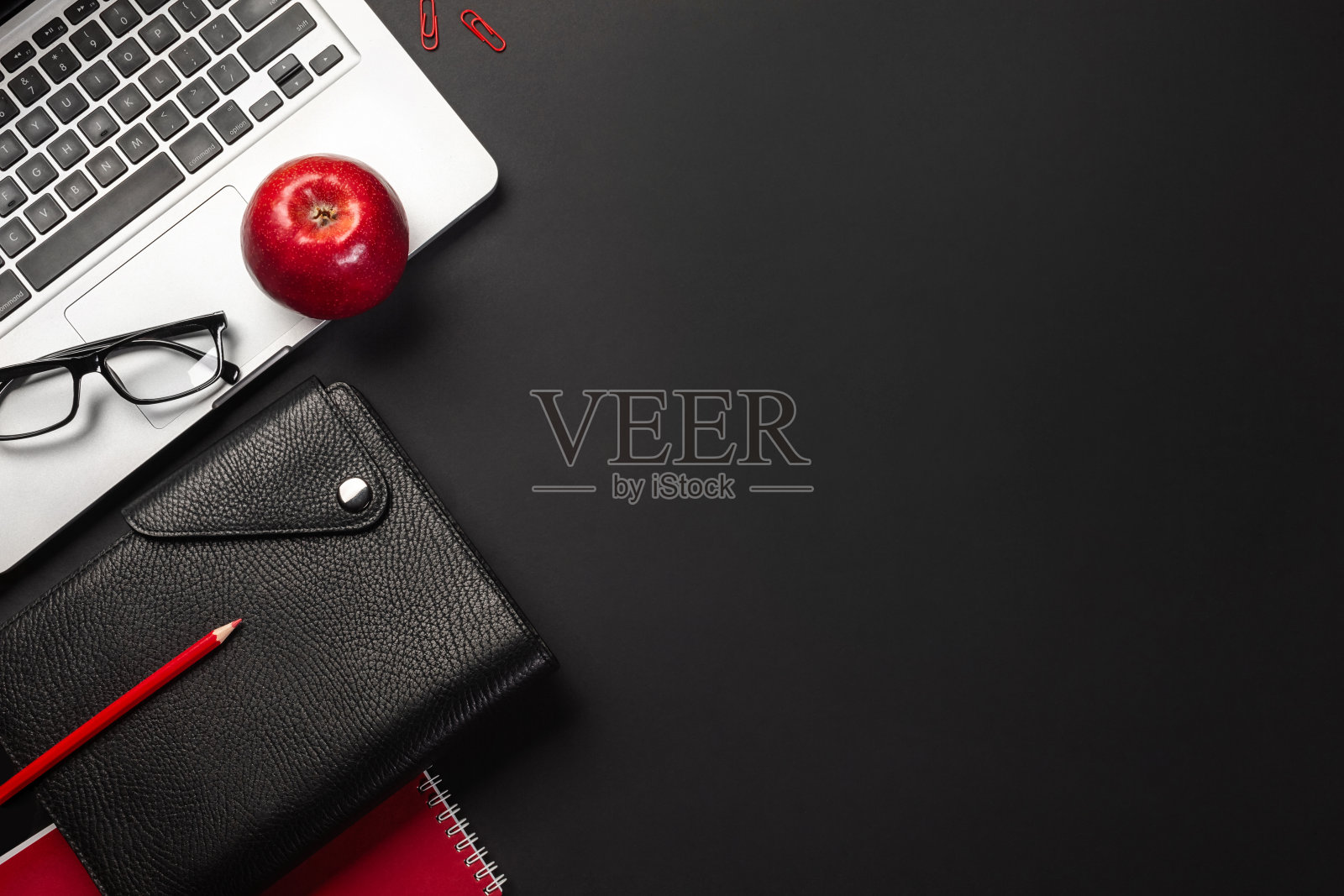 黑色办公桌桌上有黑屏笔记本电脑、苹果笔记本、办公室等照片摄影图片