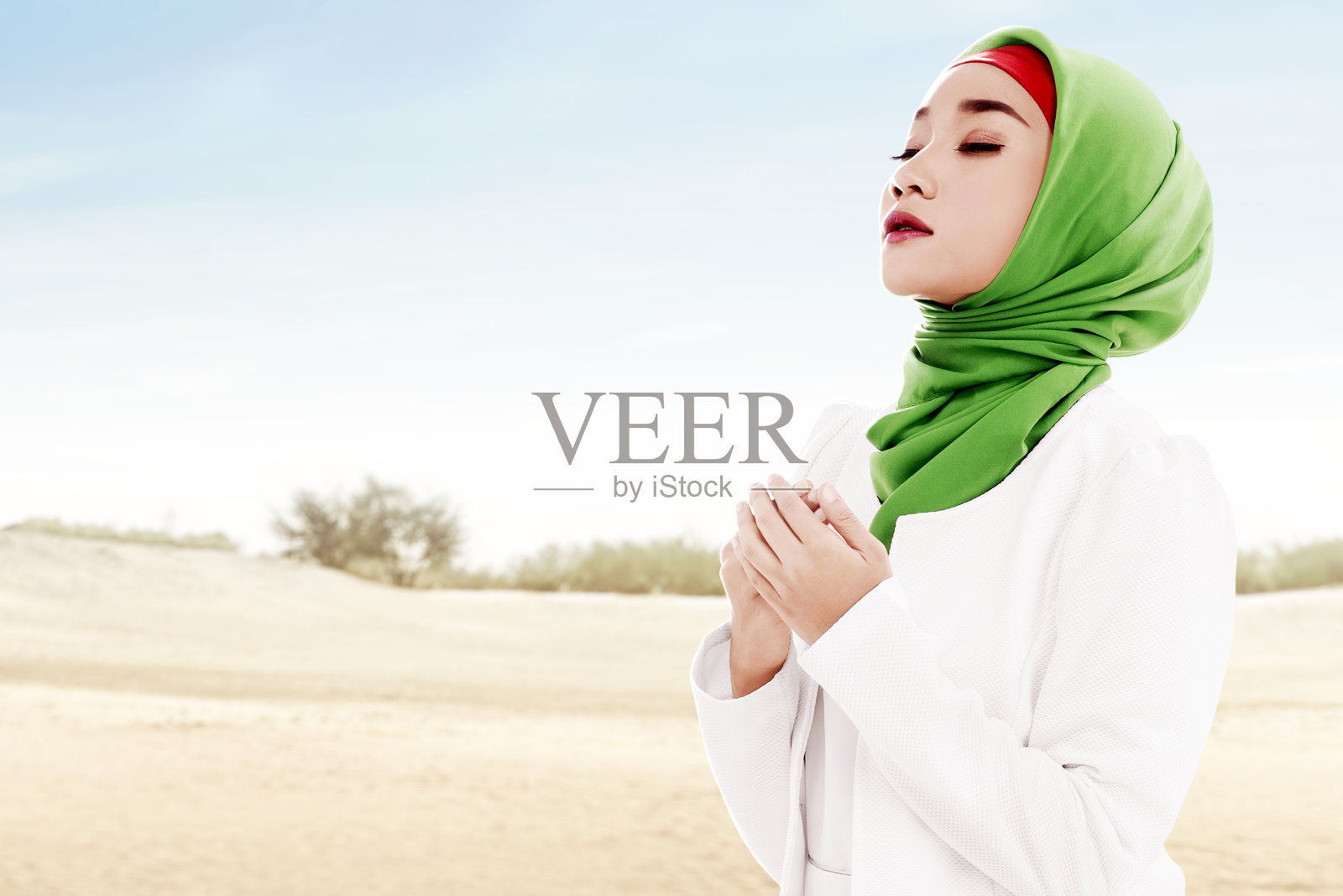 戴着面纱的亚洲穆斯林妇女用手里的念珠祈祷照片摄影图片