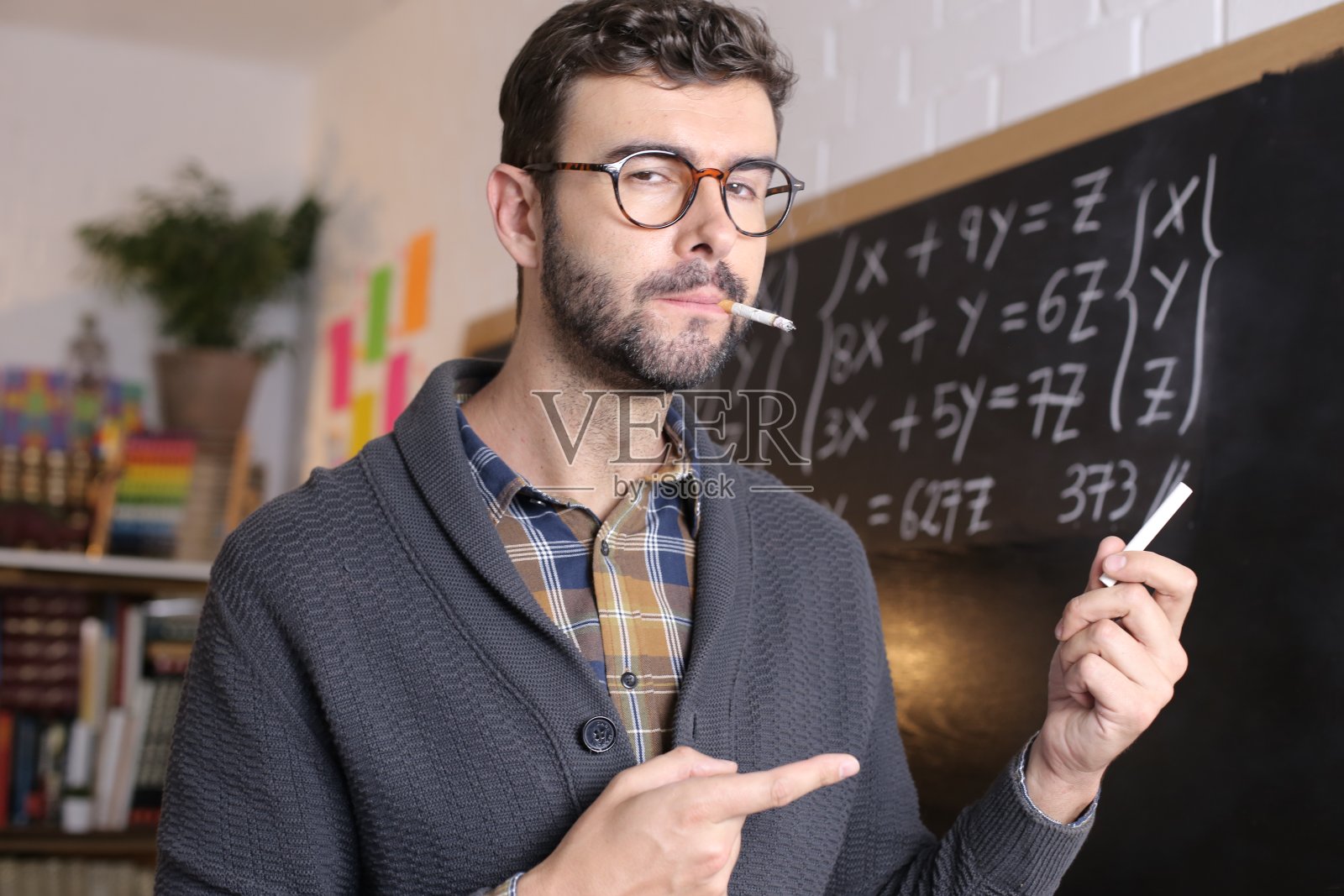 焦虑和紧张的老师在教室抽烟照片摄影图片