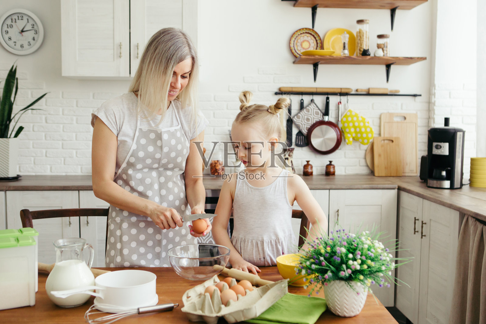 可爱的小女孩在厨房帮妈妈烤饼干照片摄影图片
