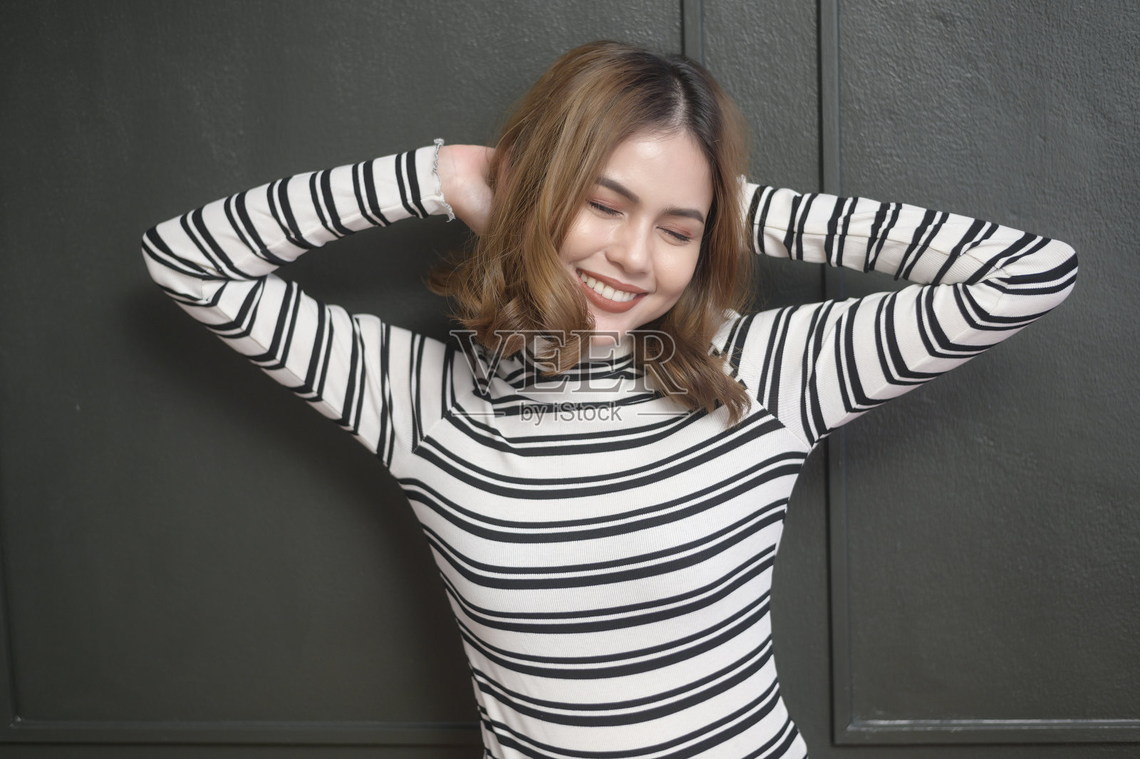 年轻美丽的短发女人的肖像在黑色的背景照片摄影图片