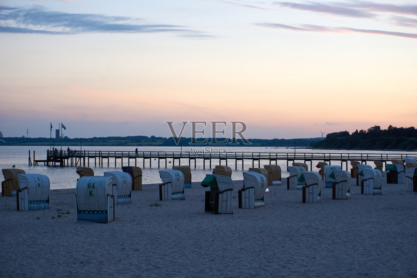 美丽的日落在白色的波罗的海海滩照片摄影图片