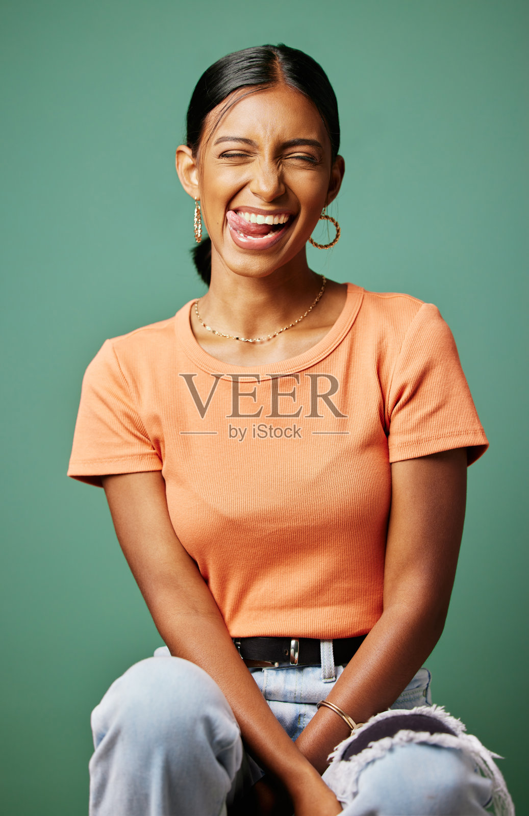 一个女人在工作室背景下做鬼脸的镜头照片摄影图片