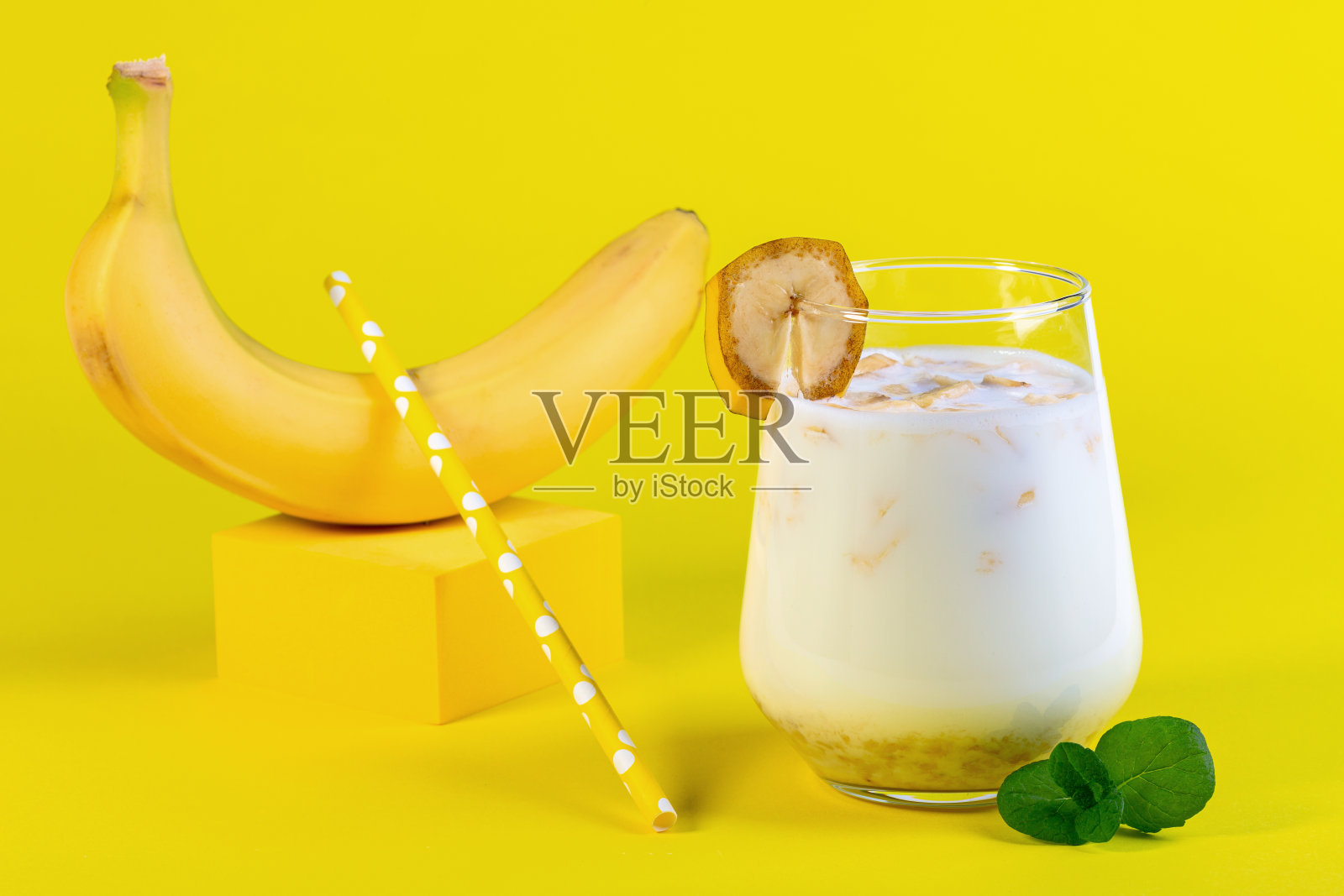 香蕉饮料配燕麦牛奶。照片摄影图片
