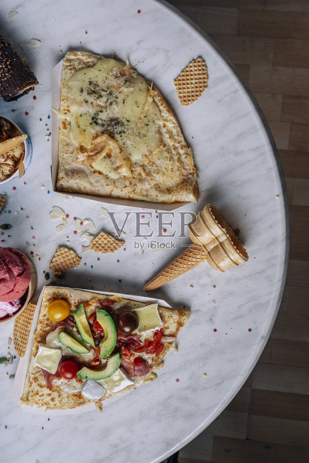 鸟瞰美味的可丽饼在白色大理石桌上照片摄影图片