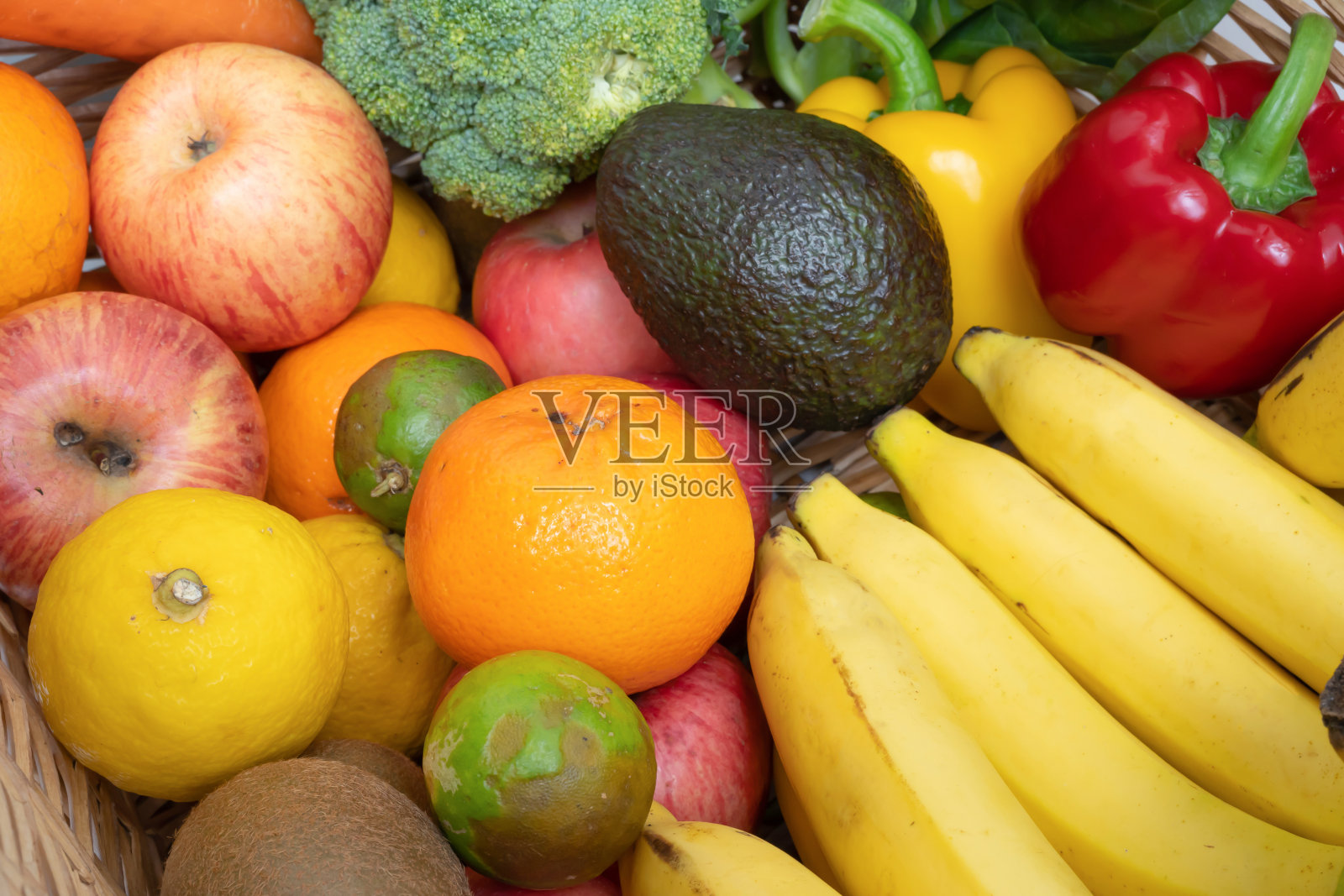 各种色彩鲜艳的新鲜水果和蔬菜。生有机健康食品。在杂货店和超市购物。烹饪和食用产品孤立在白色背景。维生素。俯视图照片摄影图片