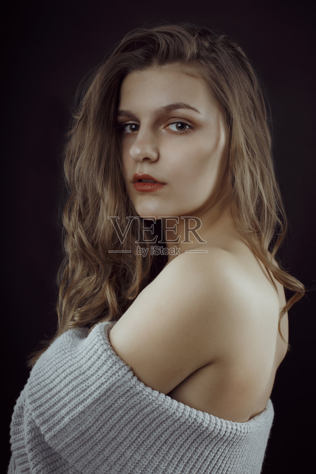 美丽的年轻模特赤裸的肩膀和葱郁的头发照片摄影图片