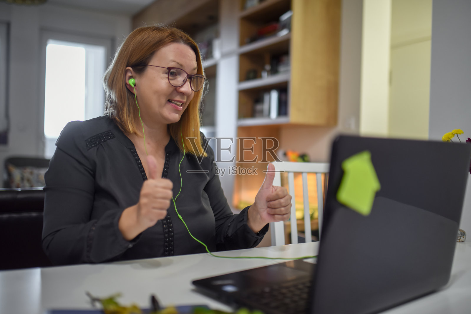 一个在家里打视频电话的快乐女人的肖像照片摄影图片