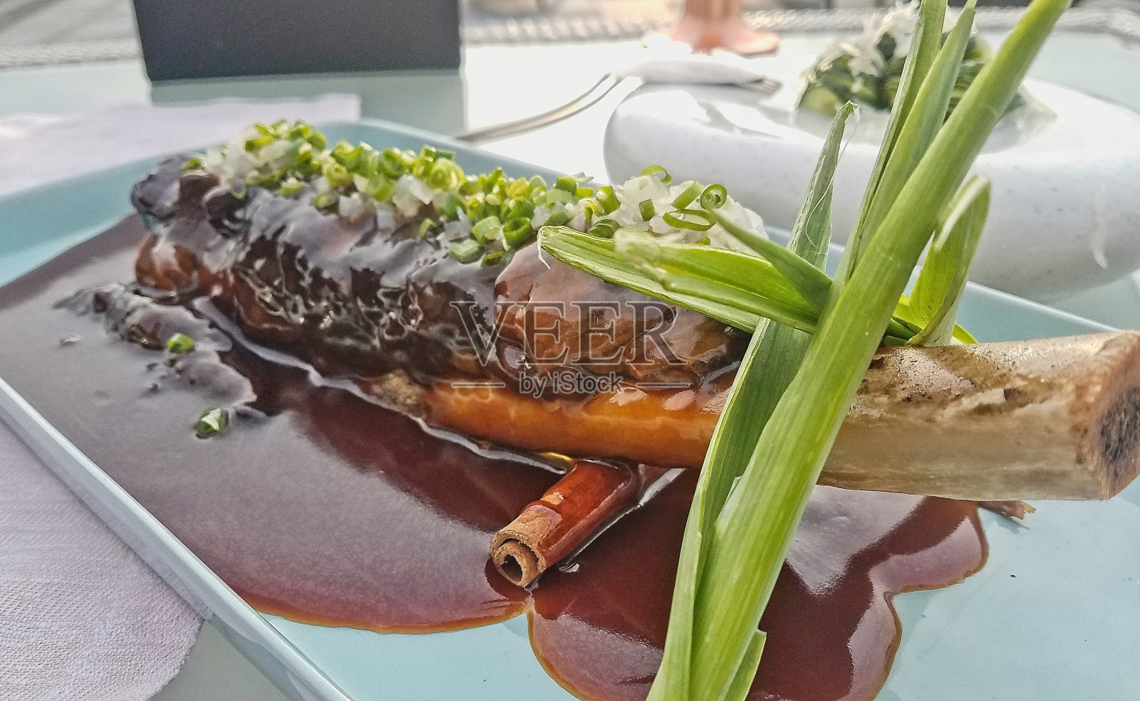 肋排配酱汁和装饰照片摄影图片