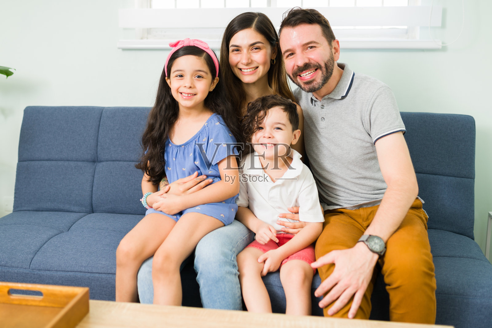 幸福的父母和她的儿子和女儿照片摄影图片