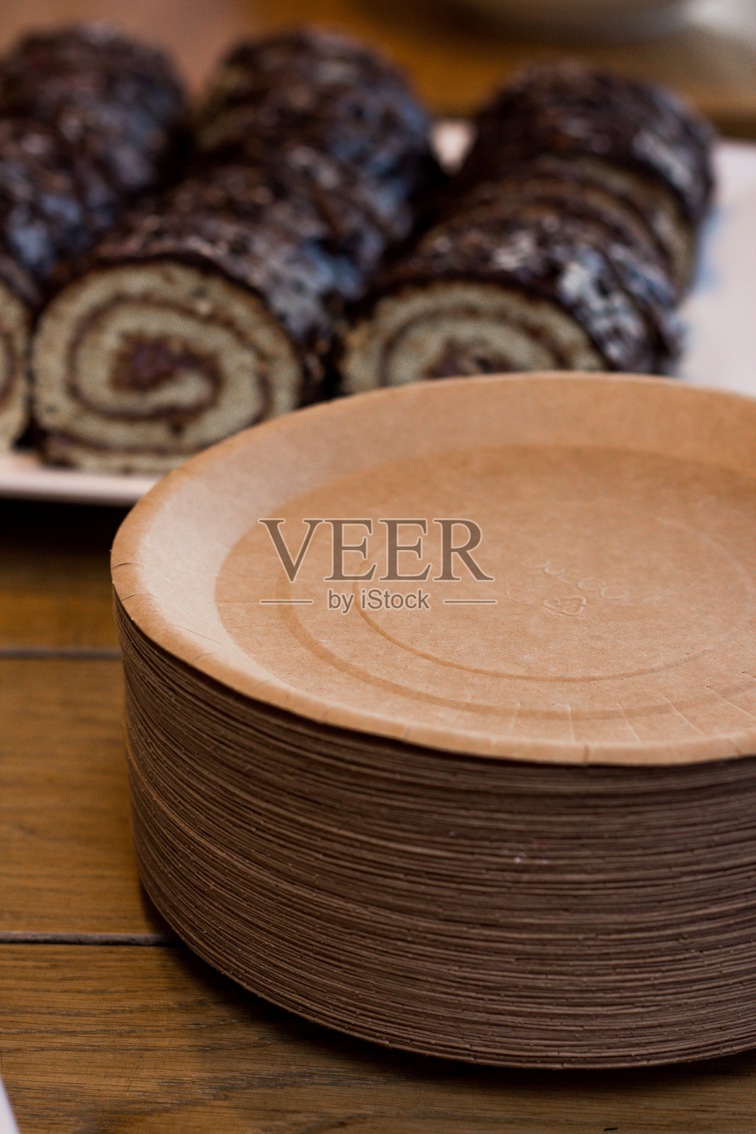 装着巧克力卷的纸盘。一次性纸盘子。照片摄影图片