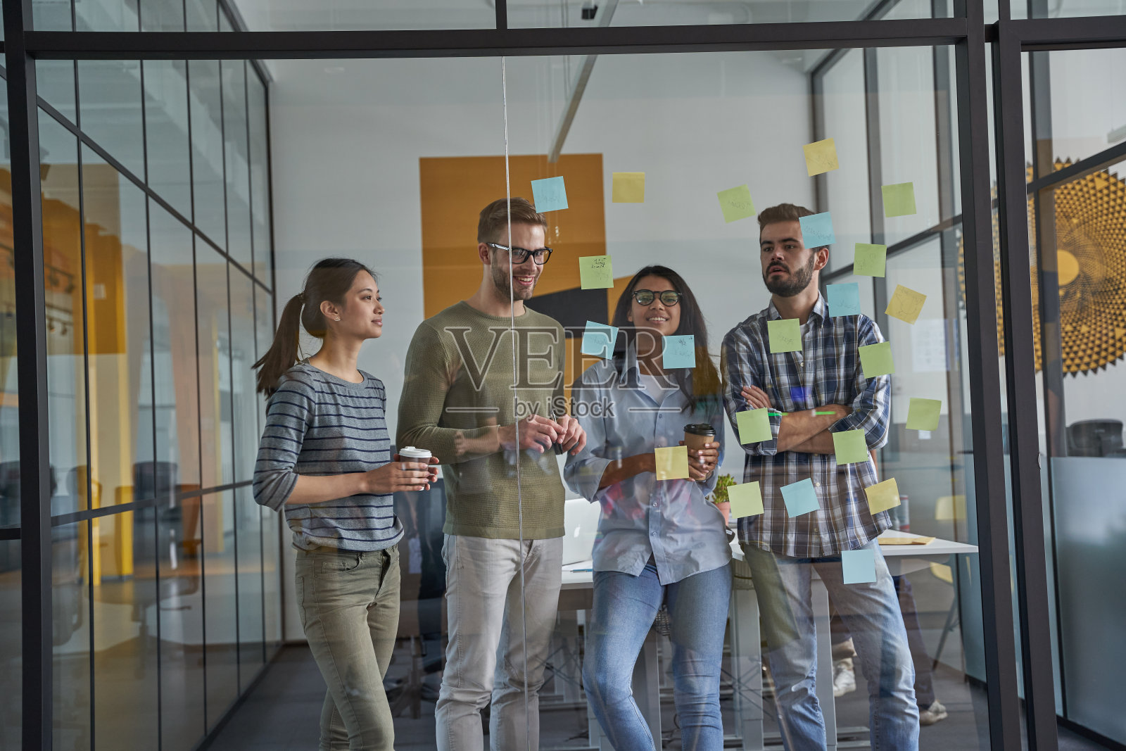 员工一起喝咖啡和休息照片摄影图片