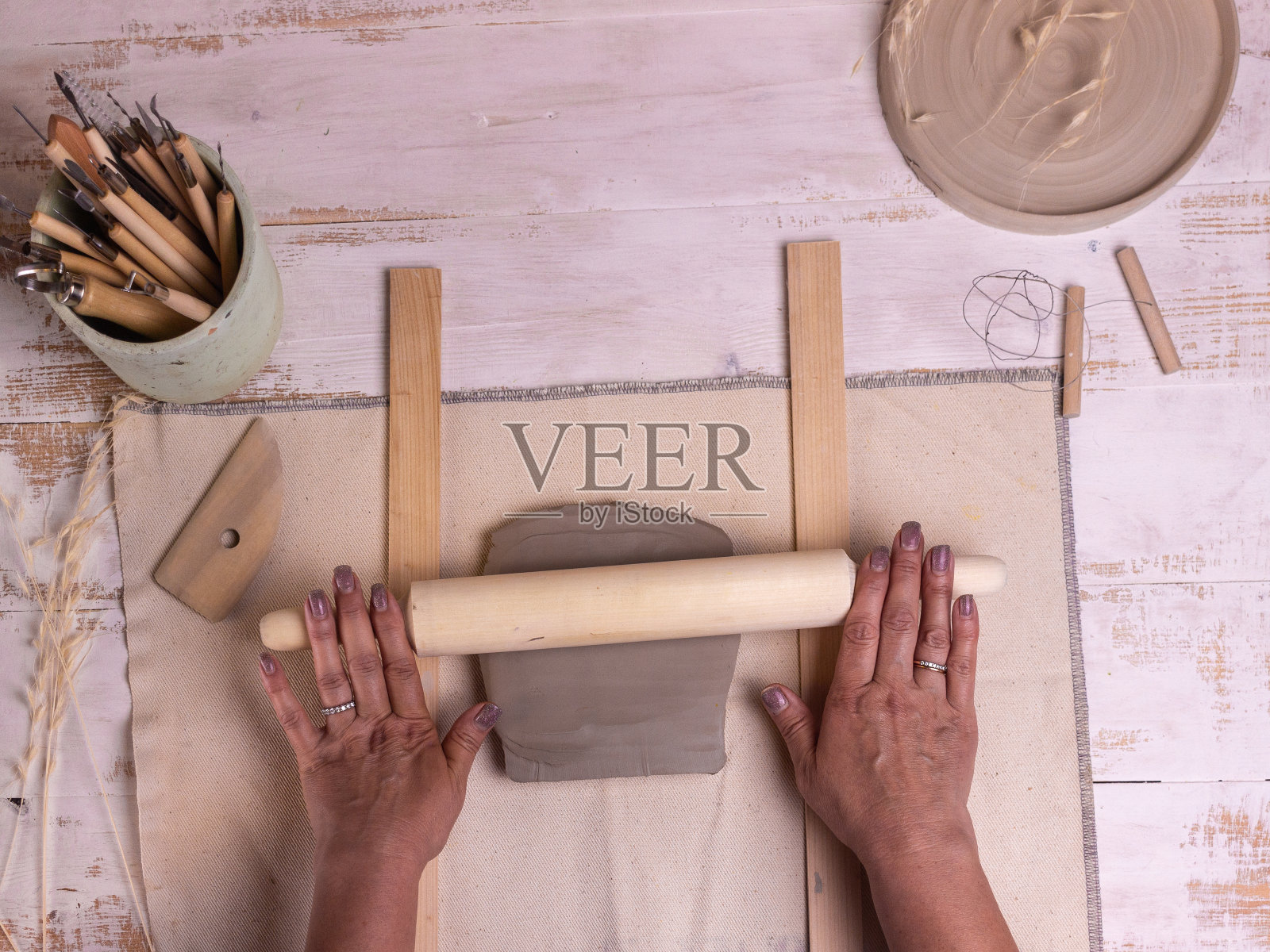 陶器工具和粘土上的灯光背景照片摄影图片