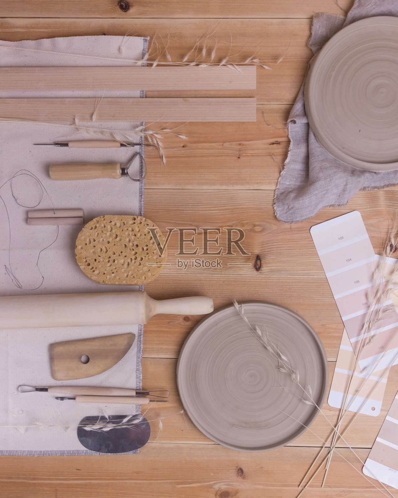 陶器工具和粘土上的灯光背景照片摄影图片