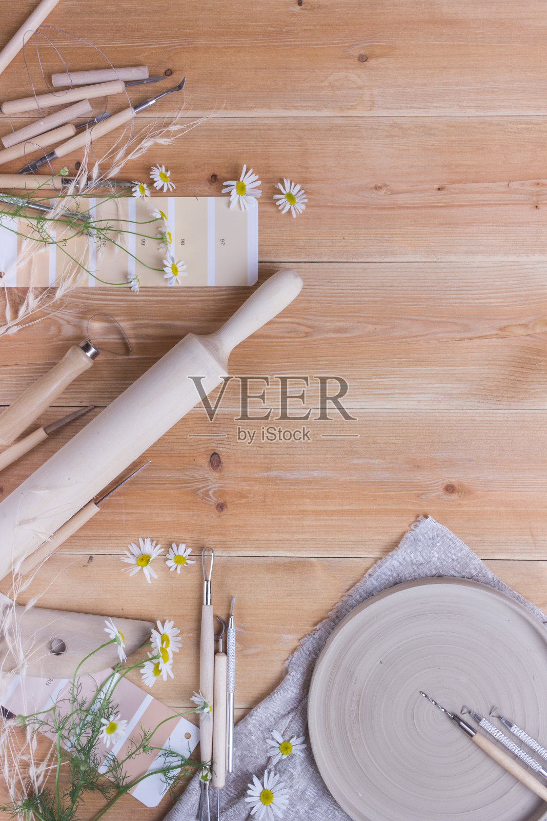 陶器工具和粘土上的灯光背景照片摄影图片