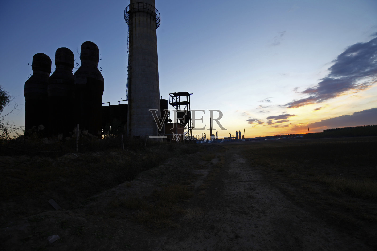 夕阳中的工业厂房设备照片摄影图片