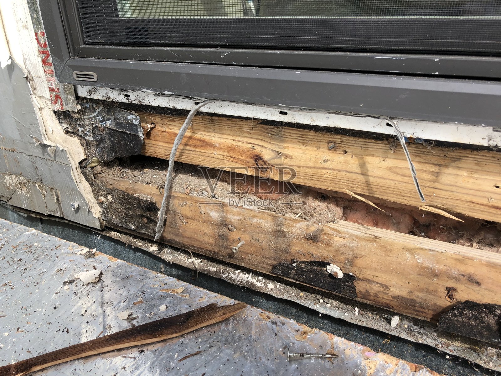 房子窗户下的木头腐烂了照片摄影图片