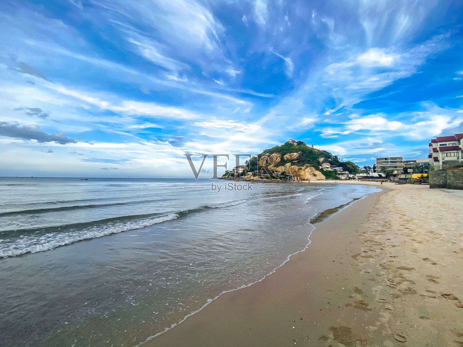 泰国，华欣、普拉丘阿普·基利汗(Prachuap Khiri Khan)的Wat Khao Takiab hill和海滩照片摄影图片