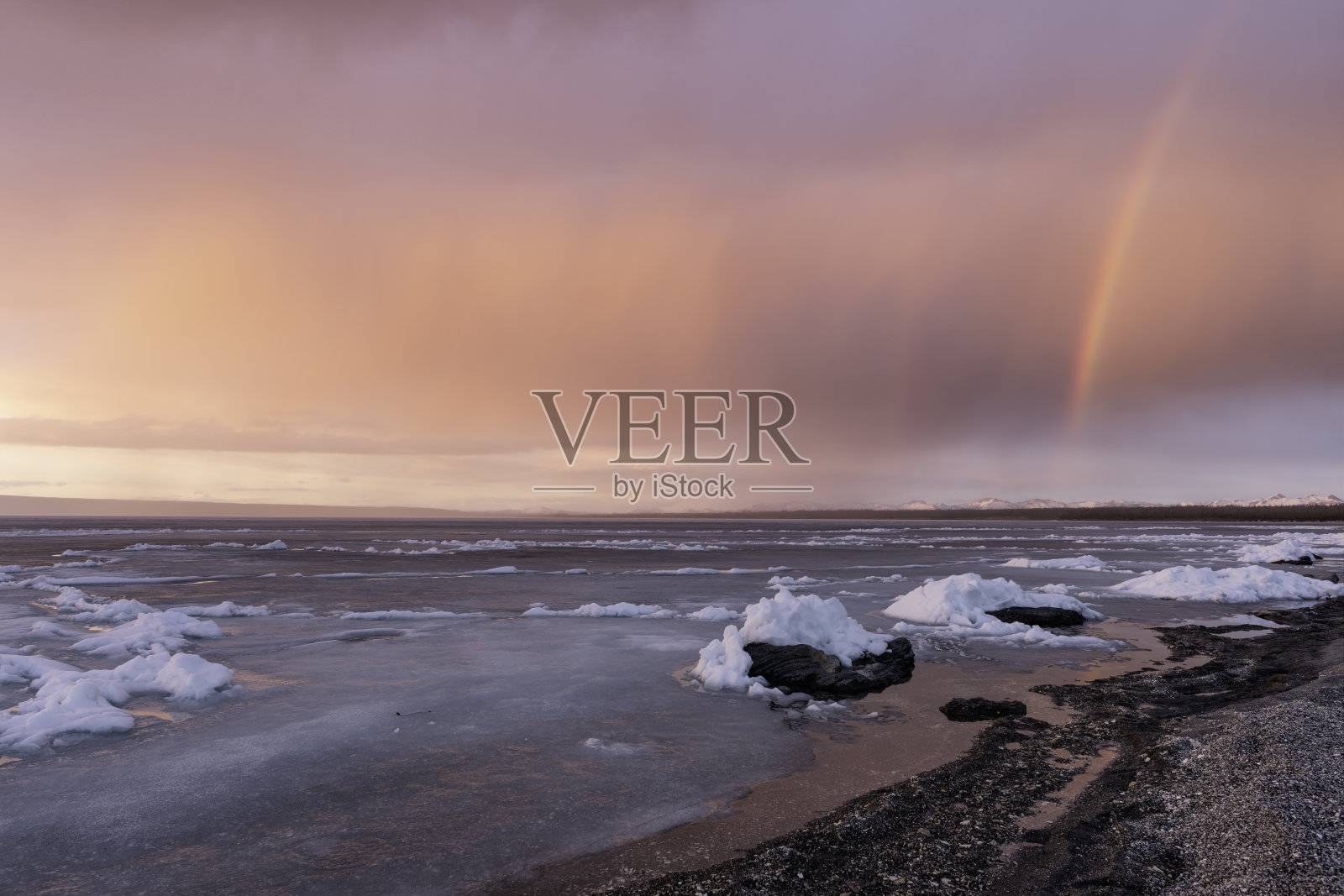 冰冻的黄石湖上的彩虹照片摄影图片