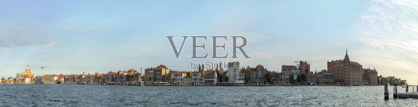 从威尼斯的格兰德运河到运河对面的风景照片摄影图片