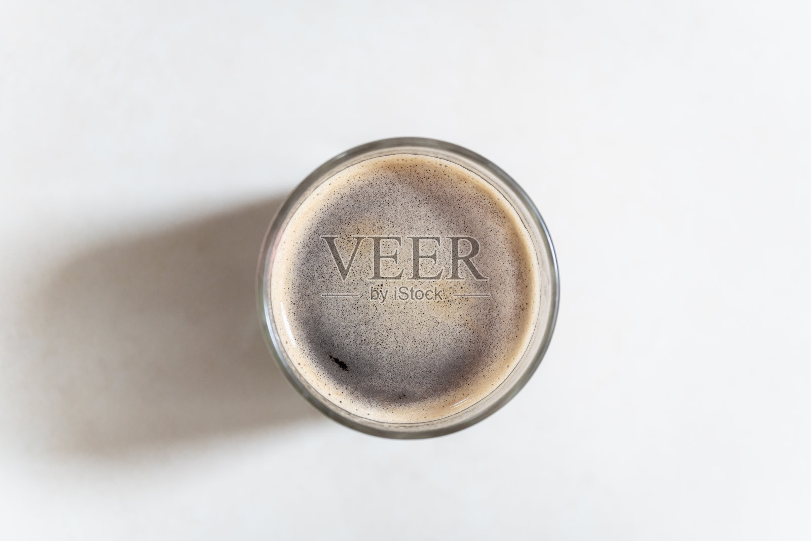 顶视图的热黑美式咖啡与阳光和阴影在白色的桌子上照片摄影图片