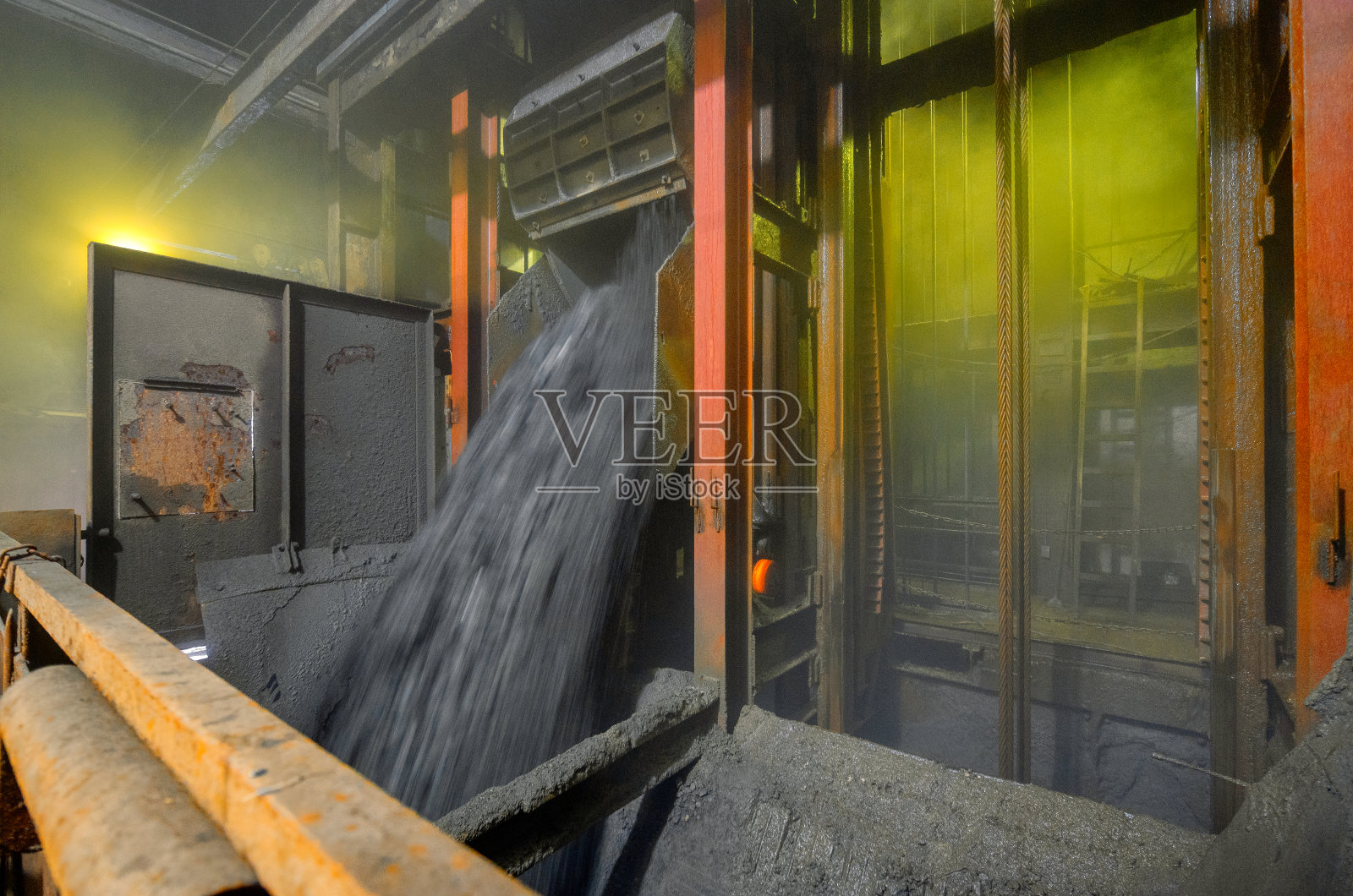 从箕斗卸矿石。井下的货物箕斗井照片摄影图片