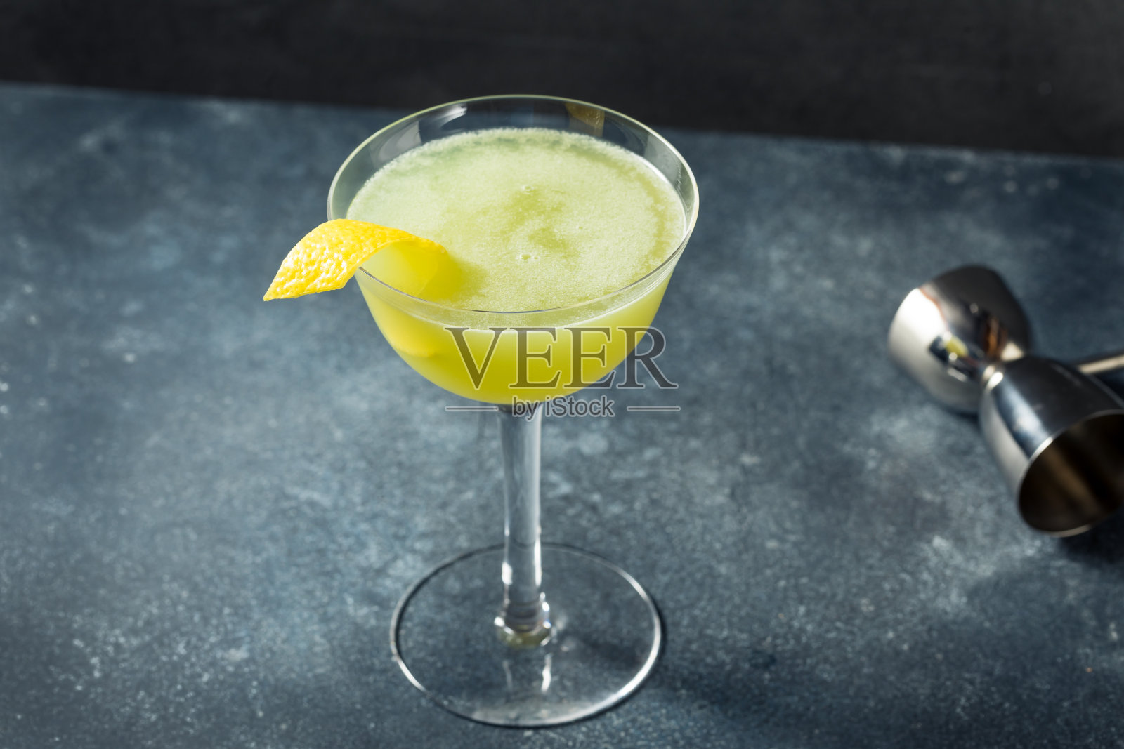 酒鬼清爽苦艾酒亡灵鸡尾酒照片摄影图片