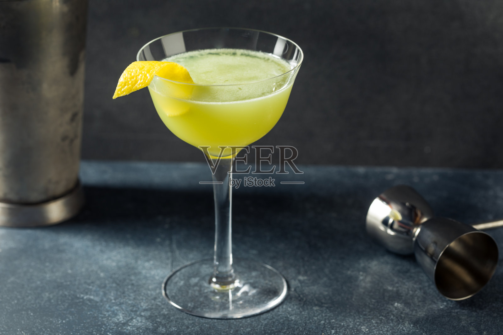 酒鬼清爽苦艾酒亡灵鸡尾酒照片摄影图片