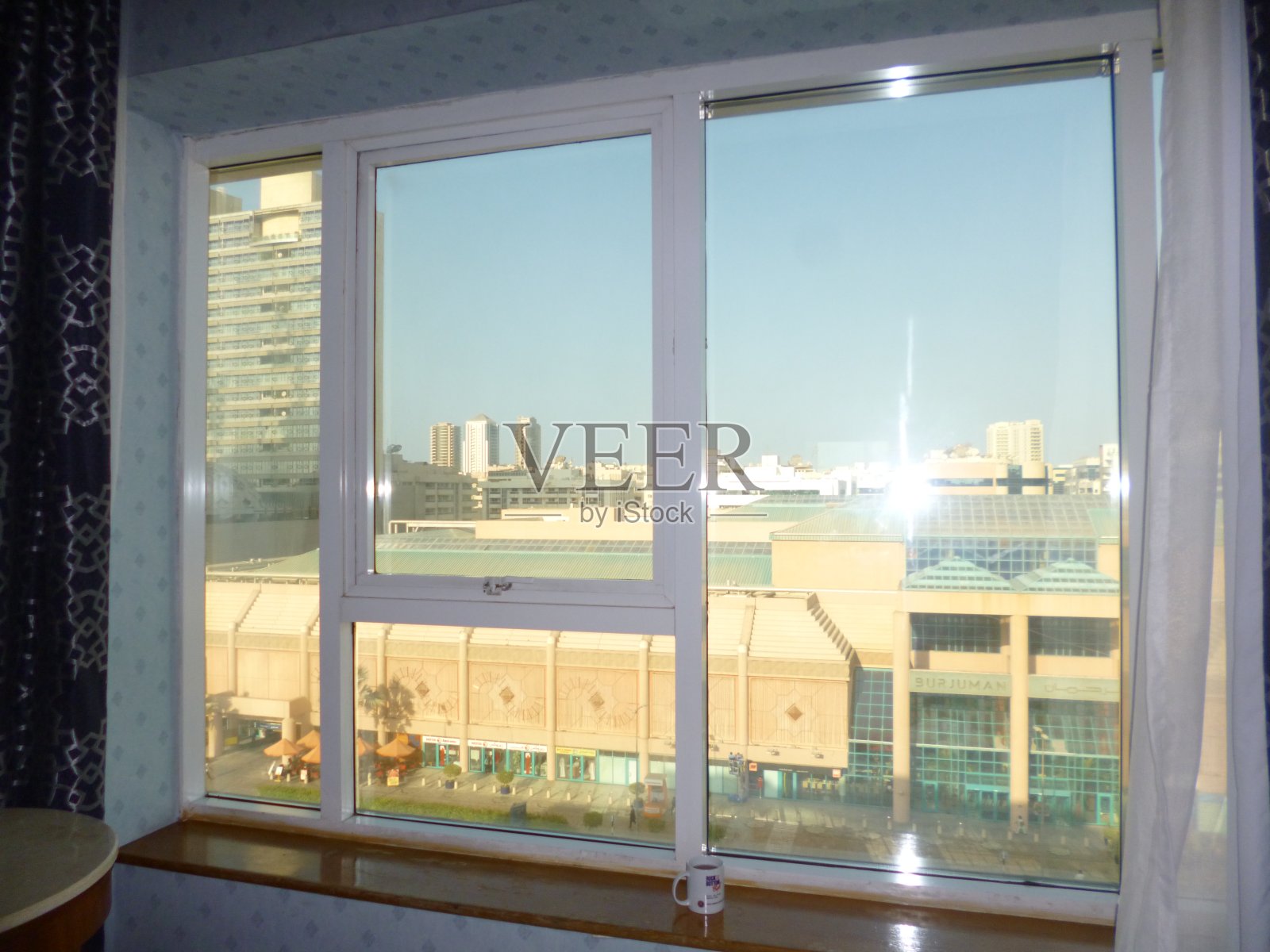 从窗户看到的景色照片摄影图片