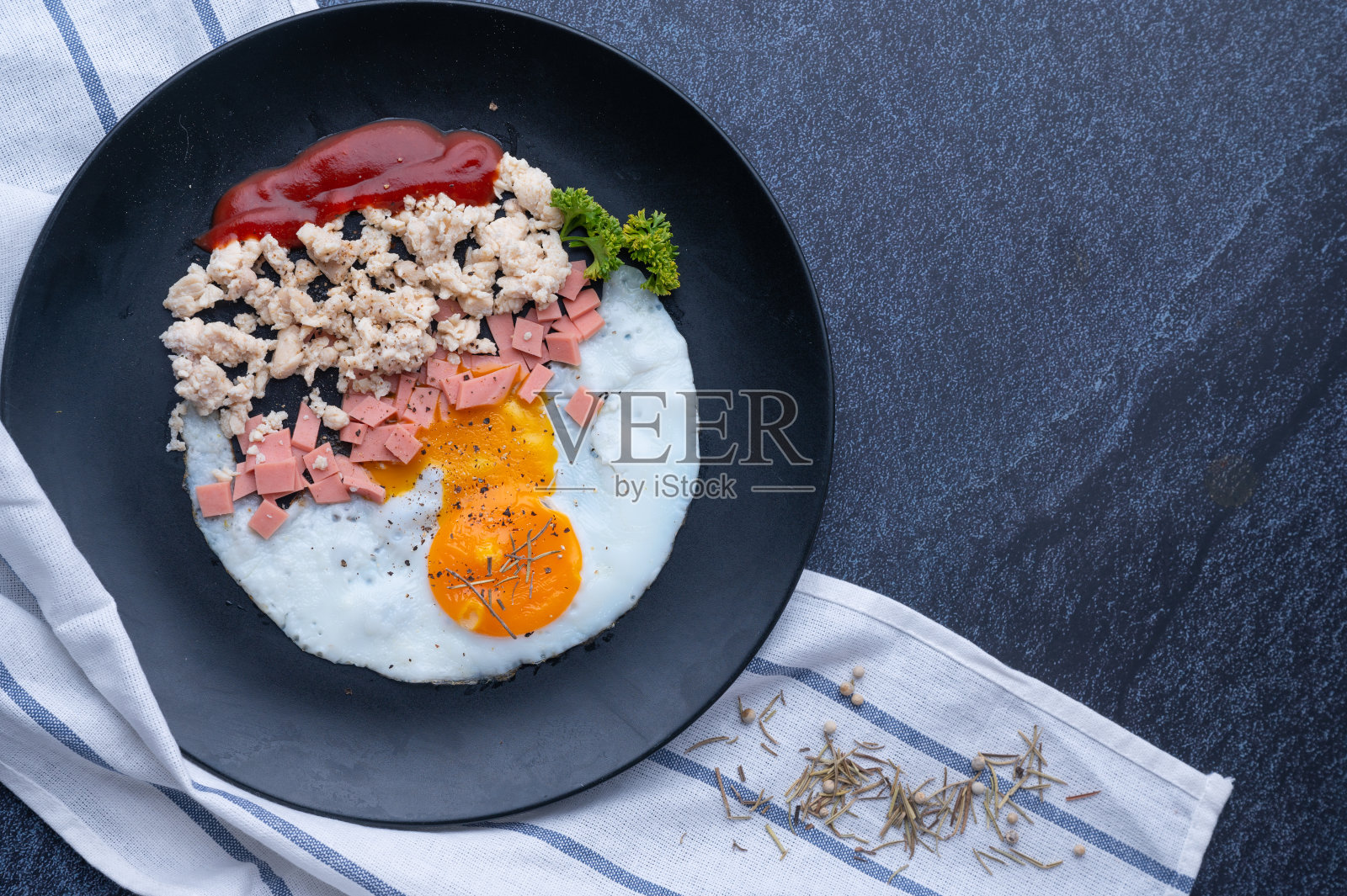 自制美式早餐，煎蛋，香肠，猪肉末配番茄酱放在大理石桌上，黑色背景衬托食物造型概念。照片摄影图片